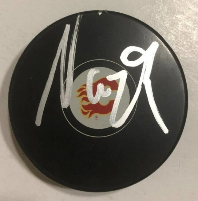 PUCK DE HOCKEY CALGARY FLAMES FIRMADO POR NAZEM KADRI CON ESTUCHE CERTIFICADO DE AUTENTICIDAD Foto 1 de 1