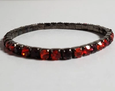 pulsera elástica de piedras rojas de una sola hebra Foto 1 de 4