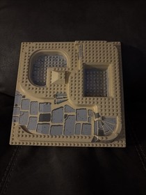 Lego part 6092pb03 Baseplate Raised 32x32 Three Level Slate Ramp 5978 Adventurer