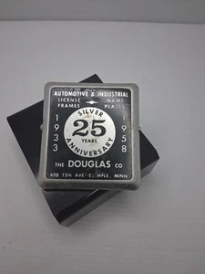 Clip de papel de oficina de metal vintage publicidad automotriz e industrial Douglas Co - Imagen 1 de 5