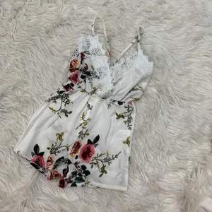 pretty ivory floral lace romper XS - Picture 1 of 3