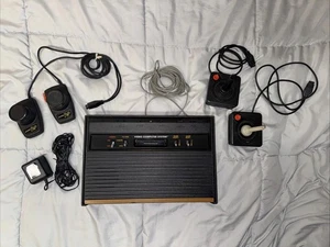 Atari 2600 System Bundle Console Joystick e Paddle - Foto 1 di 8