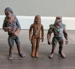 Lote de figuras de acción Kenner 1977 Star Wars Chewbacca más dos figuras modernas más - Imagen 1 de 3