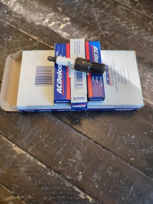 ACDelco Spark Plugs-Chevy Pickup tahoe sub.  5.0 5.7 vortec 96 97 98 99   (8pc) - Image 1 of 3
