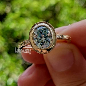 Conjunto de anillo de compromiso con bisel de oro amarillo macizo de 10 k moissanita azul corte ovalado de 9X7 mm - Imagen 1 de 7