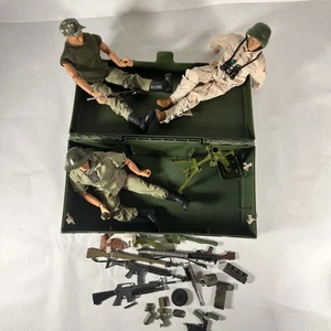 GI JOE ACTION FOOT LOCKER CON 3 ACTION FIGURE VESTITE, ARMI E ACCESSORI - Foto 1 di 11