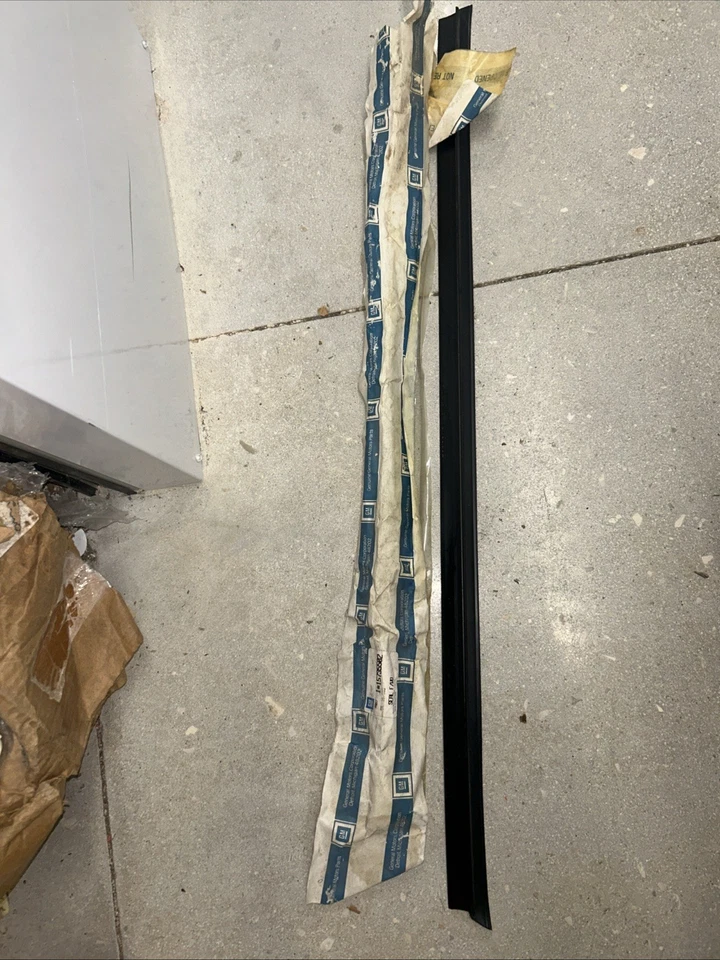 Nuevo de Lote Antiguo GM 15735502 Se Adapta a Tira Interior Ventana Puerta Lateral Delantera 1988-1995 Foto 1 de 4