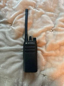 Motorola AAH87JDC9JA2AN CP100d analogique/numérique VHF 16Ch 5W 136-174 MHZ - Photo 1/6