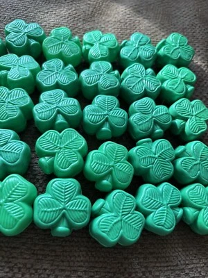 Cubitos de hielo reutilizables verdes trébol del día de San Patricio - 45 cubitos de hielo de plástico verdes Foto 1 de 4