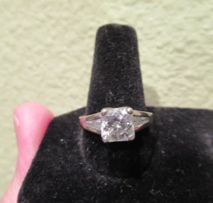 Anillo de circonia cúbica de circonia cúbica talla 0,925 esterlina con piedras laterales apenas usado - Imagen 1 de 7