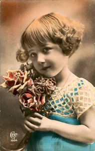 Niña vintage con flores, postal Art Deco tintada, circa 1900, vintage - Imagen 1 de 2