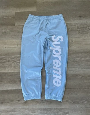 Pantalón de chándal Supreme con apliques de satén azul bebé blanco para hombre talla grande  Foto 1 de 4