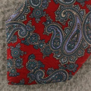 Van Heusen Tie Red Blue Paisley 100% Silk 3.25" - Picture 1 of 5