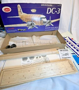 Guillows Flugzeug Mosel Bausatz Douglas DC3 1/32, 35" Spannweite #804 - Bild 1 von 15