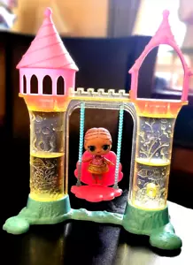 Bambola MGA 2017 LOL 3" con vestiti e castello marino/set gioco oscillante; capelli rosa scintillanti; giocattolo - Foto 1 di 12
