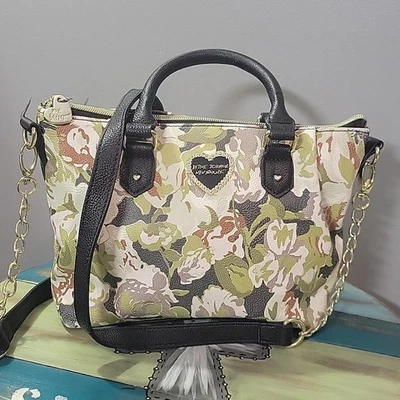 Bandolera Betsey Johnson Floral con Acentos en Negro y Dorado Foto 1 de 4