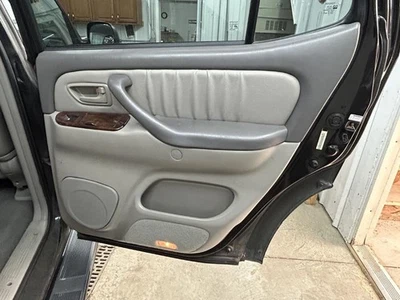 Painel de acabamento lateral da porta traseira do passageiro Toyota Sequoia 2003 - Imagem 1 de 4