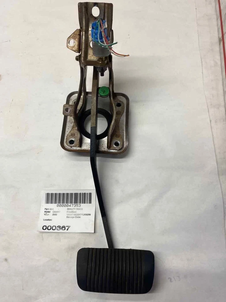 Toyota Camry 2000 conjunto de pedal de freno delantero 2,2 L 4 cilindros A/T sedán G Foto 1 de 4