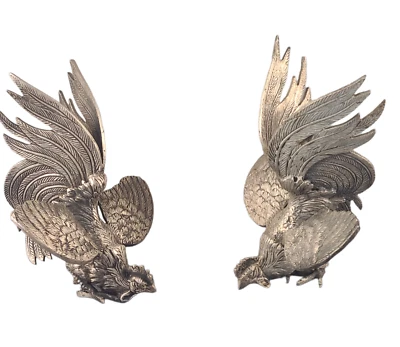 A PAIR OF SILVERED ROOSTERS Bantam COCKS PLAYING Foto 1 de 4