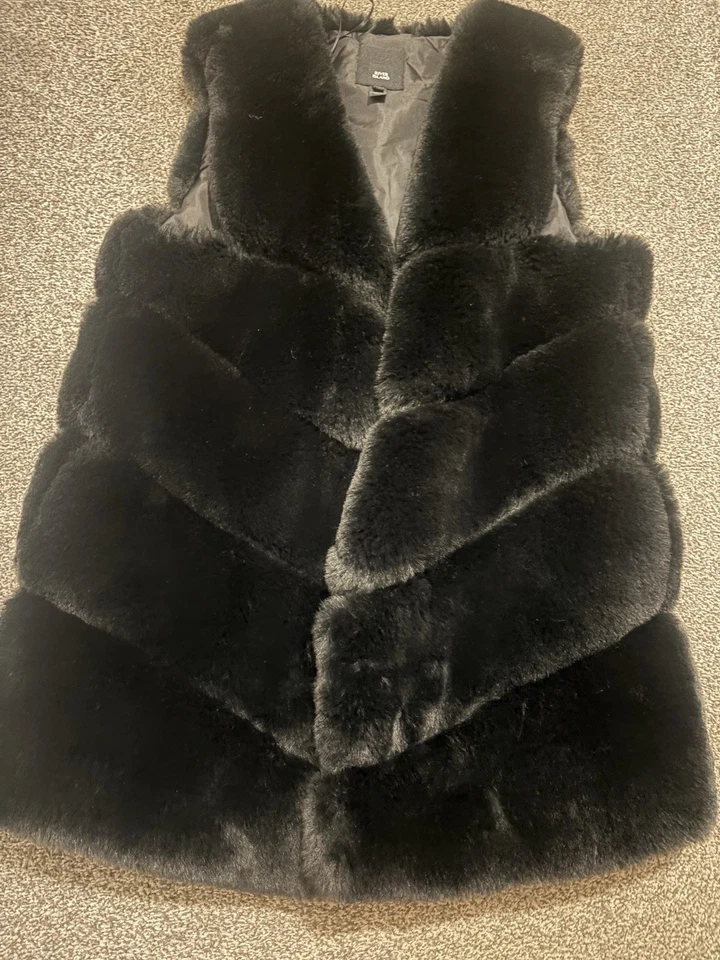 Woman’s Fur Gillet Waistcoat Sleeveless Vest - Image 1 of 3