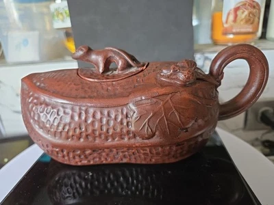 Tetera china Yixing Zisha de arcilla hecha a mano con tapa de ratón/rata de cacahuete firmada Foto 1 de 4