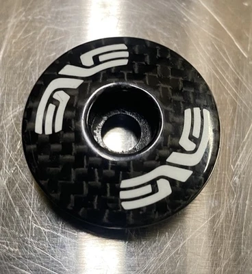 Tampa superior de fibra de carbono ENVE 1 1/8” preta sem rosca com logotipo branco  - Imagem 1 de 2