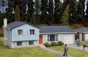 WALTHERS Cornerstone 933-3794 1/87 HO Scale SPLIT-LEVEL HOUSE w/GARAGE model kit - Picture 1 of 4
