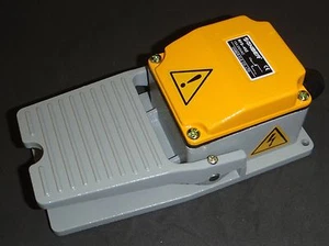 SAFETY FOOT SWITCH MOMENTARY 15A 250VAC SPDT RATED RFS-402 Heavy Duty - Picture 1 of 3