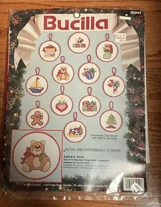 De Colección Bucilla Kit 82954 Juguetes de Papá Noel Juego de 12 Adornos Contados Punto de Cruz 3” - Imagen 1 de 4