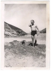 Original 40er Jahre Jungen am Strand, einer im Sand begraben - Bild 1 von 2