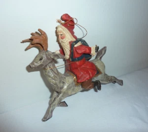 Casa de Hatten Papá Noel montando reno vintage de Navidad 1999 7 x 6" - Imagen 1 de 7