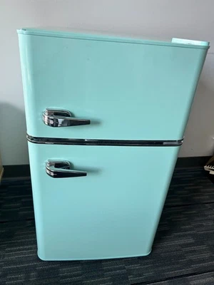 3,1 Cu. Mini nevera retro de pies con congelador superior Insignia™ Foto 1 de 2