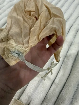 Antiguo gorro de bebé - ribete de encaje cosido a mano de principios de 1900 con detalle de cinta azul Foto 1 de 4