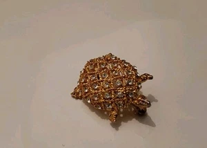 Beautiful Vintage Goldtone and Clear Crystal Figural Turtle Brooch / Pin - Imagen 1 de 6