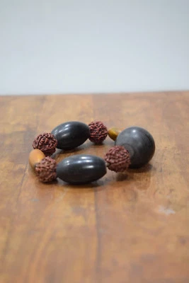 Pulseira elástica de contas de madeira porca de chifre preto Rushska - Imagem 1 de 2