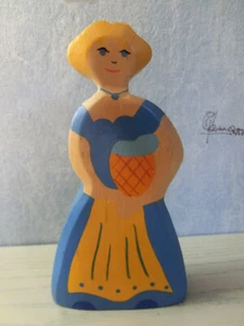 Holztiger Figur Magd Bäuerin Marktfrau Holzspielzeug mit Brandstempel Rarität - Picture 1 of 5
