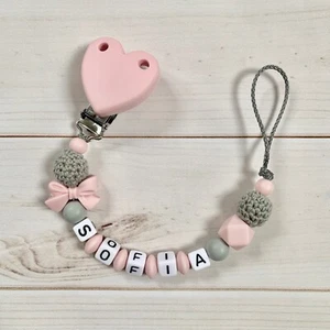 Schnullerkette mit Namen Mädchen Silikon rosa hellgrau mit Häkelperlen  - Bild 1 von 4