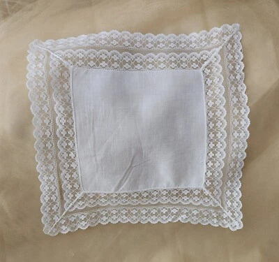 Exquisito Pañuelo Todo Blanco con Círculo Interior de Algodón Rodeado de Precioso Foto 1 de 3