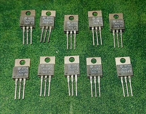 (10) TO220 Regolatore di tensione fissa 5 Volt 1 Amp LM340T5 (02515-F4) - Foto 1 di 2