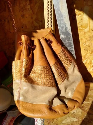 OH by Joy Gryson - 水桶式 - 白色浮雕皮革托特包 - 链带 — 第 1/4 张图片