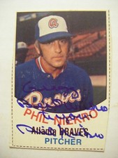 PHIL NIEKRO signed BRAVES 1977 Hostess baseball card AUTO Autographed NY YANKEES