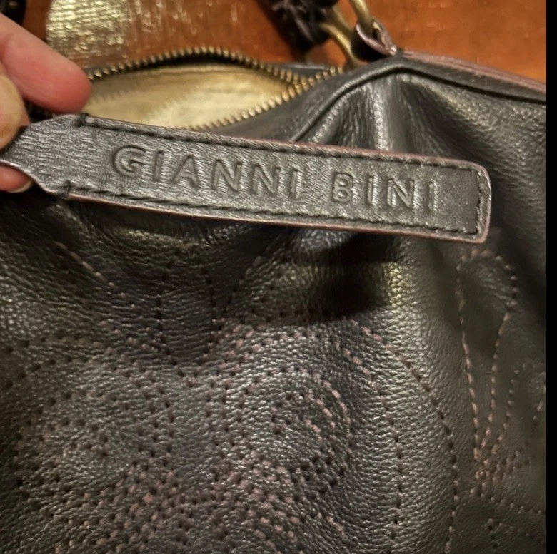 Bolsa/bolsa de ombro Gianni Bini couro preto ferragem dourada vintage - Imagem 1 de 4