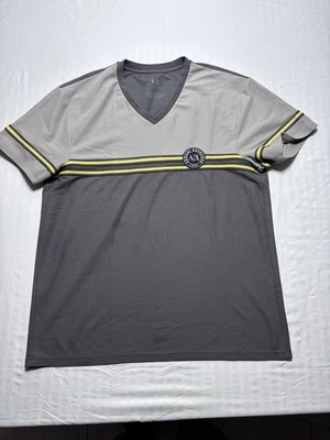 Camiseta para hombre Armani Exchange gris amarillo cuello en V con parche logotipo talla grande Foto 1 de 4