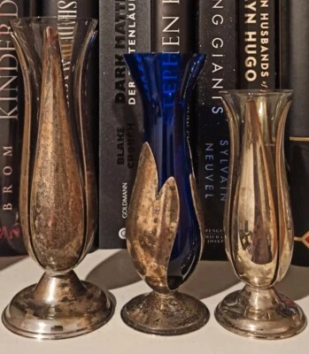 3 Kleine Vintage Vasen mit Standfuß aus Metall , versilberter Metallständer - Bild 1 von 2