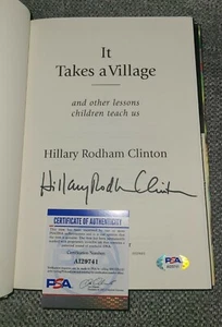 LIBRO FIRMADO POR HILLARY RODHAM CLINTON "SE NECESITA UN PUEBLO" PRIMER PSADNA AUTÉNTICO #AI29741 - Imagen 1 de 8