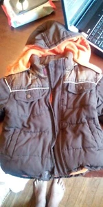 Chaqueta de Invierno Old Navy 2T 24 Meses Marrón con Capucha Desmontable y Forro Naranja - Imagen 1 de 3