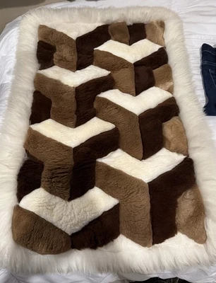 Детский меховой ковер из альпаки с геометрическим дизайном. Ручная работа в Перу - Изображение 1 из 3