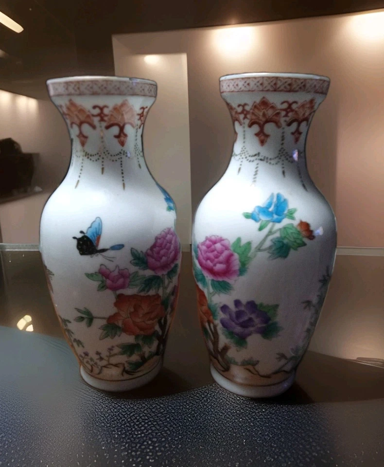 Par de pequeños jarrones chinos de porcelana decorados en la paleta Famille Rose Foto 1 de 4