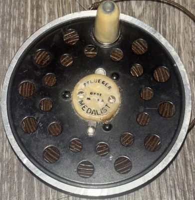 Carrete de pesca con mosca PFLUEGER vintage hecho en EE. UU. carrete de repuesto medallista Foto 1 de 4