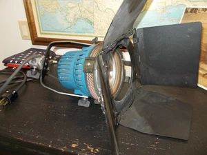 Arri Arrilite 1000 Open Face  Studio Light w/ Barn Doors Good Working Order! - Picture 1 of 5